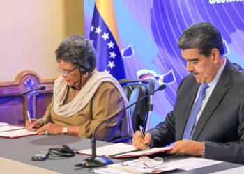 Barbados Prime Minister Mia Amor Mottley (l) and Venezuela President Nicolás Maduro.