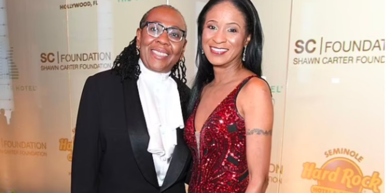 Gloria Carter (left) with his wife Roxanne Wiltshire. (Image via Twitter/BEYHIVE)Gloria Carter (left) with his wife Roxanne Wiltshire. (Image via Twitter/BEYHIVE)