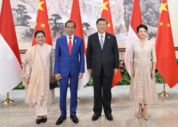 Chinese President Xi Jinping (second right) meets with Indonesian President Joko Widodo (second left) in Chengdu, capital city of Southwest China's Sichuan province on Thursday. [Photo/Xinhua]