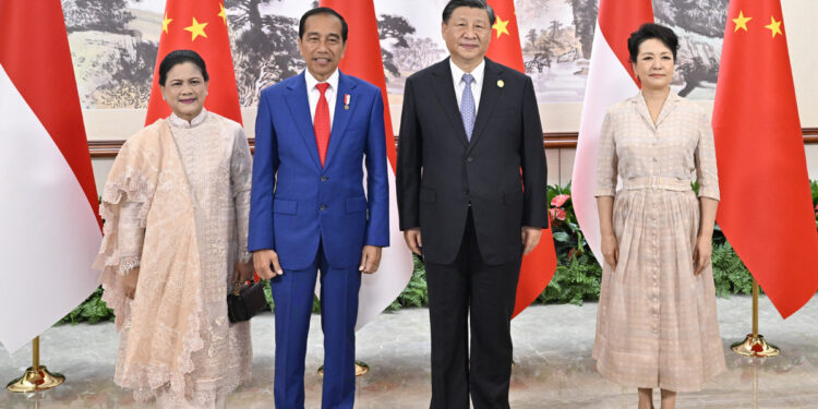 Chinese President Xi Jinping (second right) meets with Indonesian President Joko Widodo (second left) in Chengdu, capital city of Southwest China's Sichuan province on Thursday. [Photo/Xinhua]