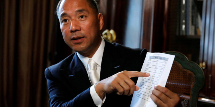 [2/2]Billionaire businessman Guo Wengui speaks during an interview in New York City, U.S., April 30, 2017. REUTERS/Brendan McDermid/File Photo