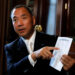 [2/2]Billionaire businessman Guo Wengui speaks during an interview in New York City, U.S., April 30, 2017. REUTERS/Brendan McDermid/File Photo