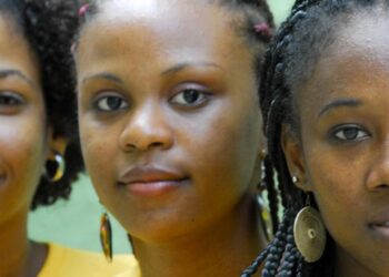 Christiana, Angélica, and Delza at a UNICEF-assisted organization in Brazil, which empowers black youth to confront racism and advocates for equal education and work opportunities.
PHOTO:UNICEF/Alejano Balaguer