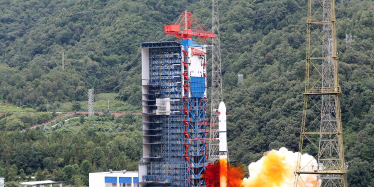 A Long March-2D carrier rocket carrying three remote sensing satellites blasts off from the Xichang Satellite Launch Center in southwest China's Sichuan Province, Aug. 31, 2023. China launched a Long March-2D carrier rocket on Thursday to place a group of three remote sensing satellites in space.

The three satellites of the Yaogan-39 family were launched at 3:36 p.m. (Beijing Time) from the Xichang Satellite Launch Center in the southwestern province of Sichuan and entered the planned orbit.

This mission is the 485th flight of the Long March carrier rockets. (Photo by Zhang Yingjian/Xinhua)