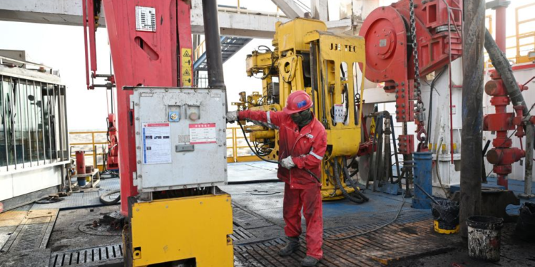A worker on a drilling platform for a borehole over 10,000 meters deep in the hinterland of the Taklimakan Desert within the Tarim Basin, Xinjiang Uygur Autonomous Region, northwest China, August 21, 2023. /Xinhua