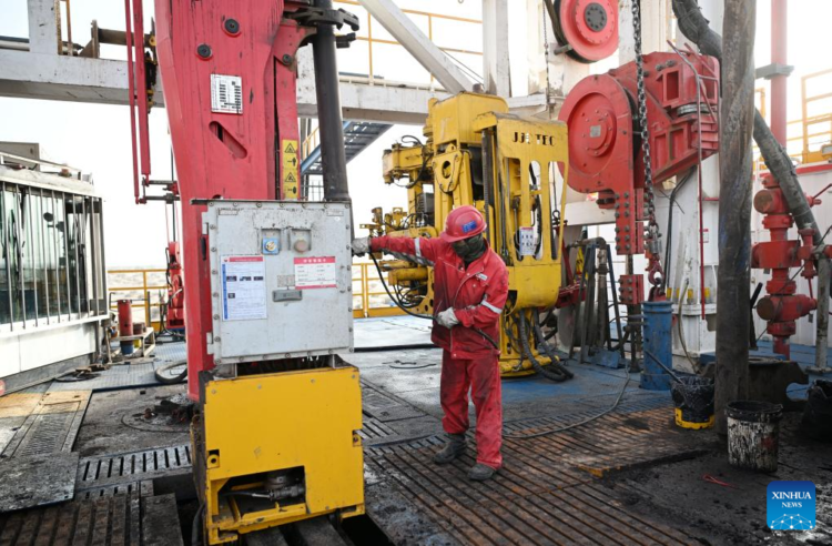 A worker on a drilling platform for a borehole over 10,000 meters deep in the hinterland of the Taklimakan Desert within the Tarim Basin, Xinjiang Uygur Autonomous Region, northwest China, August 21, 2023. /Xinhua