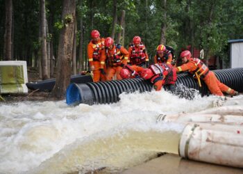 Rescuers carry out drainage operation in Diaowo Township, Zhuozhou, north China's Hebei Province, Aug. 6, 2023. (Xinhua/Mu Yu)