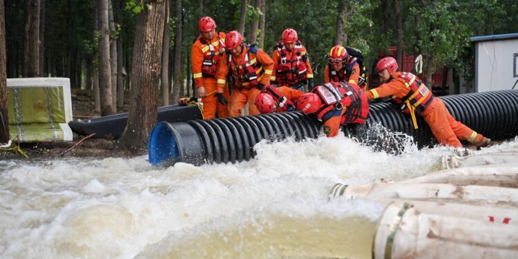 Rescuers carry out drainage operation in Diaowo Township, Zhuozhou, north China's Hebei Province, Aug. 6, 2023. (Xinhua/Mu Yu)