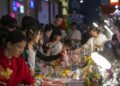 Tourists select goods at a night market in Jinfeng District of Yinchuan, northwest China's Ningxia Hui Autonomous Region, May 2, 2023. (Xinhua/Yang Zhisen)