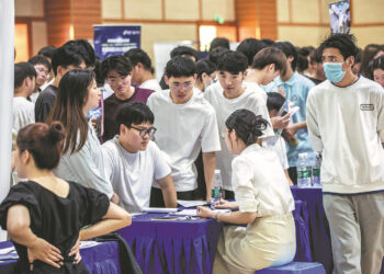 Fresh graduates are interviewed at a job fair held at the Jiangsu Vocational College of Electronics and Information in Huaian, Jiangsu province, on June 15. [Photo provided to China Daily]
