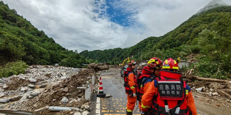 Rescuers work at the site of the mud slide in Weiziping village of Luanzhen township on the outskirts of Chang'an district, Xi'an of Northwest China's Shaanxi province. Aug 12, 2023. [Photo/Xinhua]