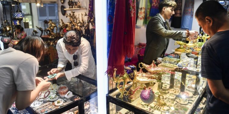 Visitors shop at the 14th China-Northeast Asia Expo in Changchun, the capital city of northeast China's Jilin Province, Aug. 24, 2023. (Xinhua/Xu Chang)