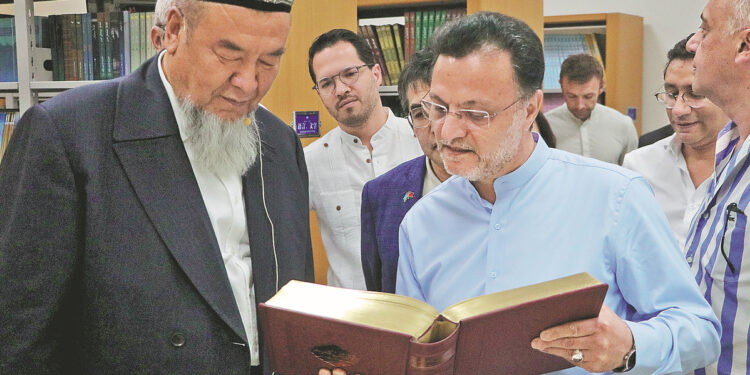 Overseas envoys meet with Abdureqip Tomurniyaz (left), president of the Xinjiang Islamic Institute in Urumqi. ZHAO CHENJIE/XINHUA