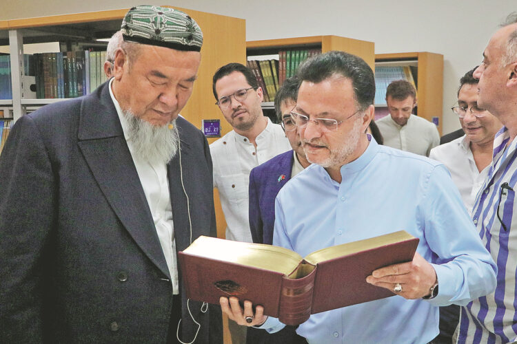Overseas envoys meet with Abdureqip Tomurniyaz (left), president of the Xinjiang Islamic Institute in Urumqi. ZHAO CHENJIE/XINHUA