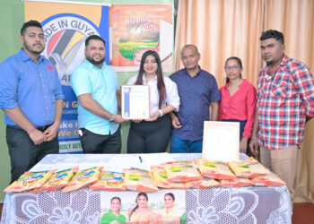 Office Manager of Morning Glory Inc., Ms. Indrawattie Natram receives the GNBS Made in
Guyana Certificate from Head of Marketing of GNBS, Mr. Syeid Ibrahim in the presence of GNBS
Technical Officer, Mr. Latchman Mootoosammi, COO, Mr. Seepersaud Manohar and Staff of
Morning Glory Inc.
