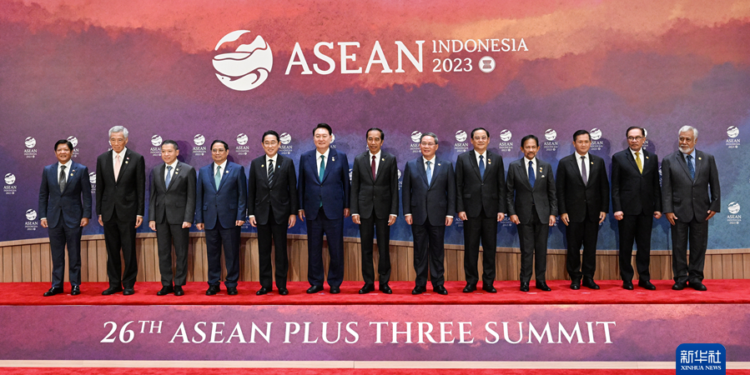 Chinese Premier Li Qiang poses for a group photo with other leaders who attend the 26th ASEAN Plus Three (APT) Summit in Jakarta, Indonesia, September 6, 2023. /Xinhua