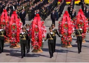 Chinese President Xi Jinping straightens a red ribbon on a flower basket during a ceremony presenting flower baskets to fallen national heroes to mark Martyrs' Day in Tiananmen Square in Beijing, China, September 30, 2023. /Xinhua