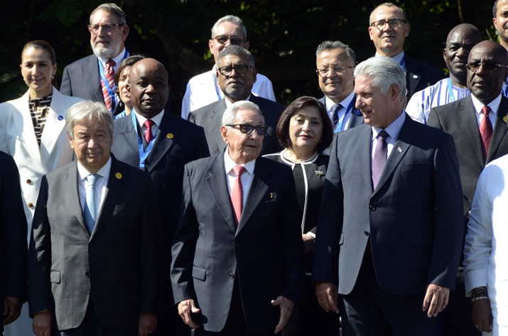 UN Secretary-General Antonio Guterres, Cuban revolutionary leader Raul Castro and Cuban President Miguel Diaz-Canel (L-R, front) pose for a group photo at the Summit of the Group of 77 (G77) and China in Havana, Cuba, on September 15 (XINHUA)