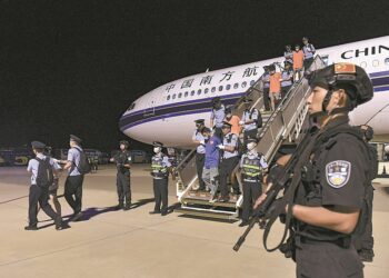 Online fraud suspects are returned to China from Indonesia on a chartered flight on Wednesday. [PHOTO/CHINA DAILY]