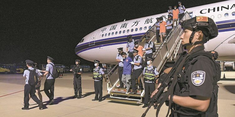 Online fraud suspects are returned to China from Indonesia on a chartered flight on Wednesday. [PHOTO/CHINA DAILY]