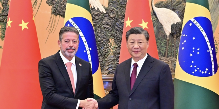 Chinese President Xi Jinping (R) shakes hands with President of Brazil's Chamber of Deputies Arthur Lira at the Great Hall of the People in Beijing, China, October 20, 2023. /Xinhua
