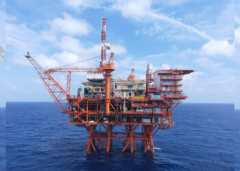 China's Lufeng 8-1 oil and gas platform, with the Taihang-7 gas turbine as the power source, floats on the South China Sea. /CMG