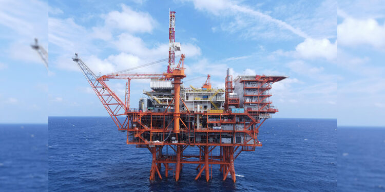 China's Lufeng 8-1 oil and gas platform, with the Taihang-7 gas turbine as the power source, floats on the South China Sea. /CMG