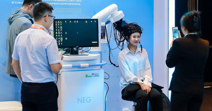 An attendee of the Conference on Intelligent Computing Medicine experiences the fNIRS-EEG, a new type of instrument developed for brain function detection (COURTESY PHOTO)