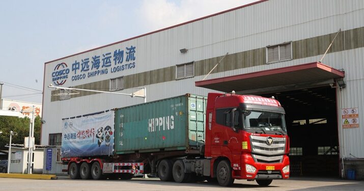 A truck carrying exhibits of the 6th China International Import Expo (CIIE) from New Zealand and the South Pacific regions arrives at Cosco shipping logistics in Shanghai, east China, on October 17 (XINHUA)