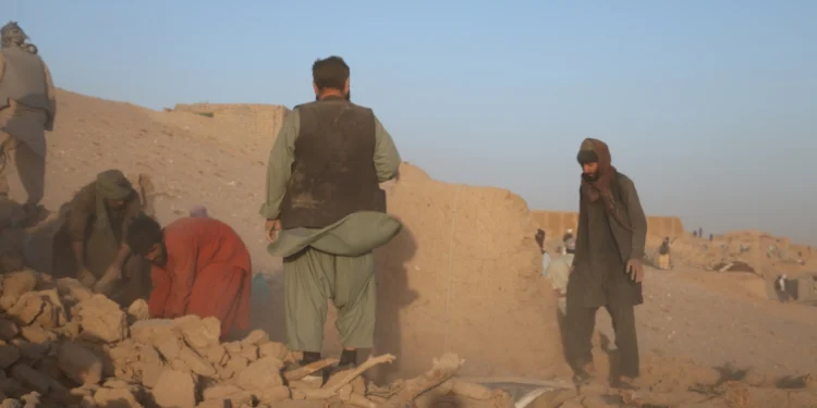 Afghan residents clear debris from a damaged house after an earthquake in Sarbuland village of Zendeh Jan district in Herat province, Afghanistan, October 7, 2023. /CFP