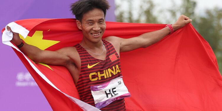 China's He Jie celebrates after winning the men's marathon event at the 19th Asian Games in Hangzhou, Zhejiang Province, China, October 5, 2023. /CFP