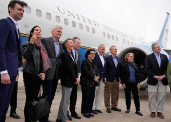 U.S. Senate Majority Leader Chuck Schumer, U.S. Senator Mike Crapo and other members of the delegation arrive at Shanghai Pudong International Airport in Shanghai, east China, October 7, 2023. /CFP