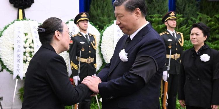 Xi Jinping shakes hands with a family member of Comrade Li Keqiang in Beijing, capital of China, November 2, 2023. The remains of Comrade Li Keqiang were cremated at the Babaoshan Revolutionary Cemetery in Beijing on Thursday. Xi Jinping, Li Qiang, Zhao Leji, Wang Huning, Cai Qi, Ding Xuexiang, Li Xi, Han Zheng, among others, paid their final respects at the Babaoshan Revolutionary Cemetery. Hu Jintao sent a wreath to express his condolences over Li's passing. /Xinhua