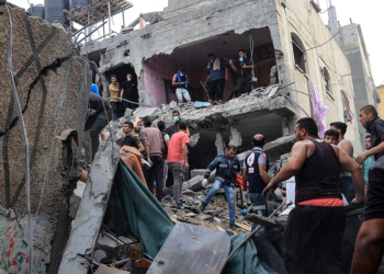 People search for victims in a building hit by Israeli bombing in Rafah in the southern Gaza Strip, November 11, 2023. /CFP