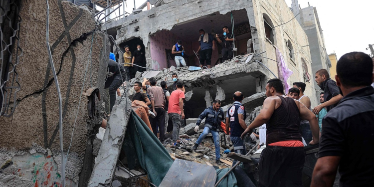 People search for victims in a building hit by Israeli bombing in Rafah in the southern Gaza Strip, November 11, 2023. /CFP