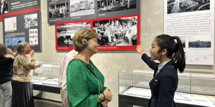 Nell Calloway listens to a guide telling Flying Tigers' stories in China in a museum in Liuzhou, south China's Guangxi Zhuang autonomous region.  (People's Daily/Liu Lingling)