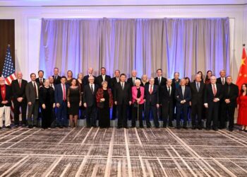 Chinese President Xi Jinping meets and poses for a group photo with representatives of friendly personages before attending Welcome Dinner by Friendly Organizations in the United States, in San Francisco, the United States, Nov. 15, 2023. (Xinhua/Xie Huanchi)