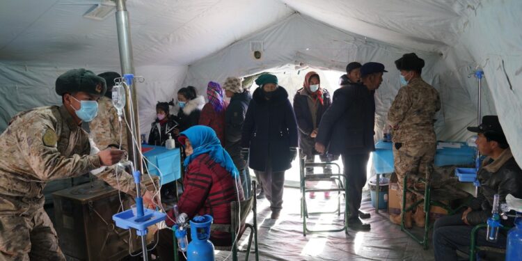 Soldiers provide medical services for people affected by the earthquake at a resettlement site in Shiyuan township of Jishishan county, Northwest China's Gansu province, Dec 20, 2023. [Photo/Xinhua]