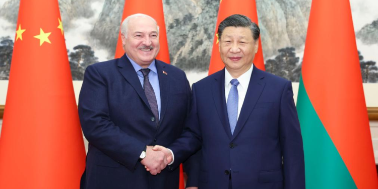 Chinese President Xi Jinping (R) meets with Belarusian President Alexander Lukashenko in Beijing, capital of China, December 4, 2023. /Xinhua