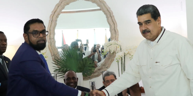 Venezuela's President Nicolas Maduro and Guyanese President Irfaan Ali shake hands as they meet amid tensions over a border dispute, in Kingstown, St. Vincent and the Grenadines December 14, 2023. © Miraflores Palace via Reuters