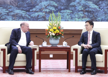 Chinese Vice President Han Zheng (R) meets with HSBC Group Chairman Mark Tucker in Beijing, China, January 22, 2024. /Xinhua