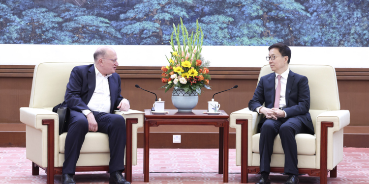 Chinese Vice President Han Zheng (R) meets with HSBC Group Chairman Mark Tucker in Beijing, China, January 22, 2024. /Xinhua