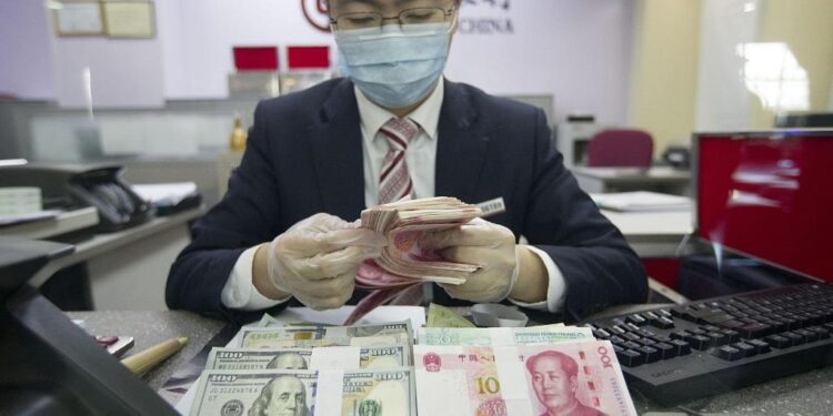 A bank employee is counting currency in north China's Shanxi Province, March 13, 2020. /CFP