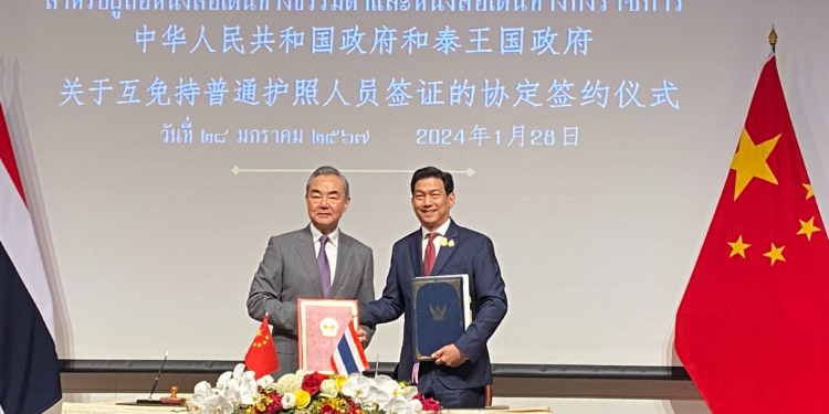 Chinese Foreign Minister Wang Yi (L) and his Thai counterpart Parnpree Bahiddha-Nukara at a signing ceremony of a mutual visa exemption agreement between China and Thailand in Bangkok, Thailand, January 28, 2024. /CGTN