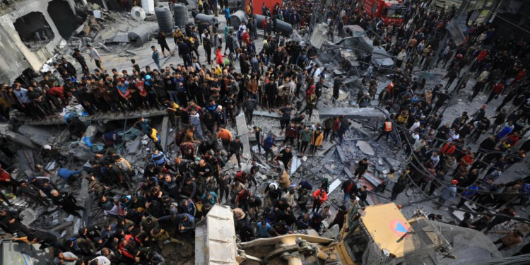 People conduct rescue work after an Israeli airstrike in the southern Gaza Strip city of Rafah, December 20, 2023. /Xinhua
