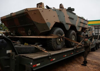 [1/5] Brazil's army moves armored vehicles from Manaus to Boa Vista to reinforce the border with Venezuela and Guyana due to tensions over Venezuelan claims to the Esequibo region, in Manaus Brazil, February 2, 2024. REUTERS/Bruno Kelly Acquire Licensing Rights