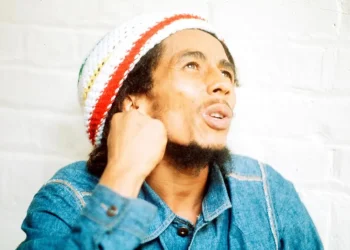 Jamaican reggae singer-songwriter and musician Bob Marley (1945 - 1981) at the offices of Island Records, London, 24th July 1975. (Photo by Michael Putland/Getty Images)GETTY IMAGES