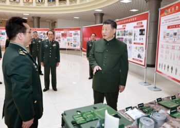 Chinese President Xi Jinping, also General Secretary of the Communist Party of China Central Committee and chairman of the Central Military Commission, learns about the equipment concerning battlefield medical treatment and its operation demonstration at the Army Medical University on April 23. Xi inspected the Army Medical University on April 23 (XINHUA)