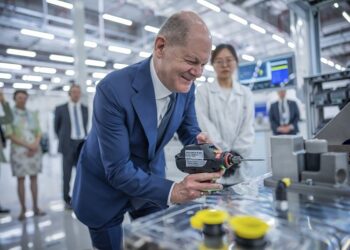 German Chancellor Olaf Scholz visits the Bosch hydrogen drive production facility in southwest China's Chongqing Municipality, April 14, 2024. /CFP