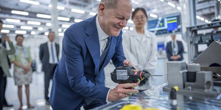 German Chancellor Olaf Scholz visits the Bosch hydrogen drive production facility in southwest China's Chongqing Municipality, April 14, 2024. /CFP